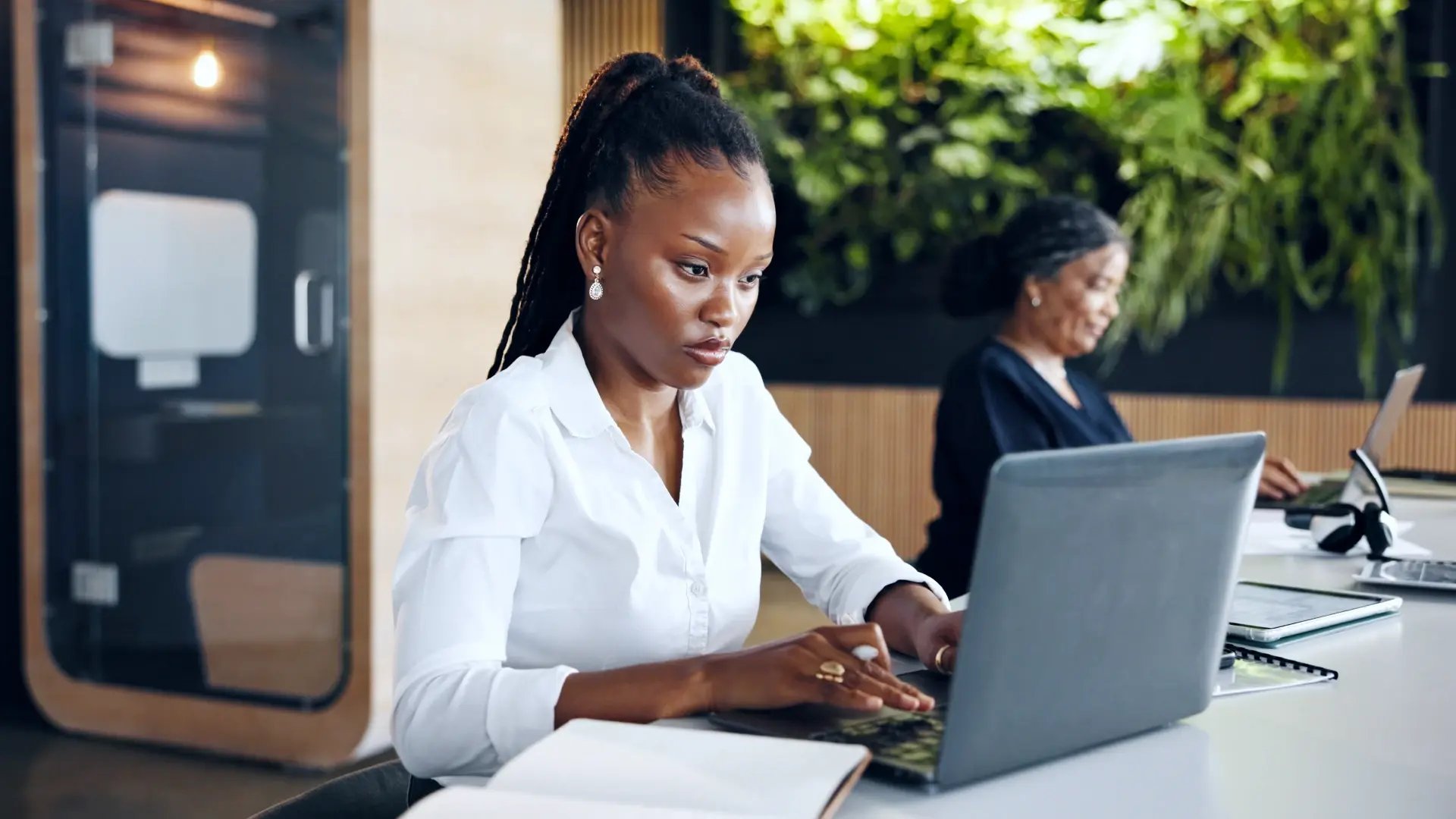 Business woman coworking office_Healthcare employee improve wellbeing productivity_Altron HealthTech